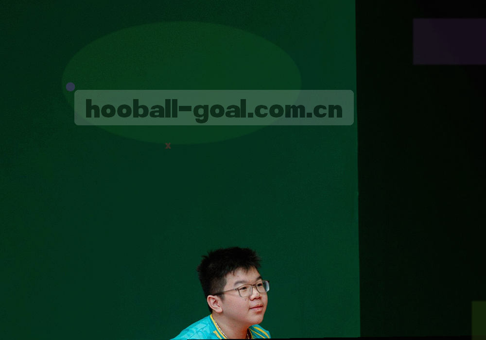 三个抽象符号并排展开，分别代表索引条目、版本对照与 PC 端体验三类反馈内容